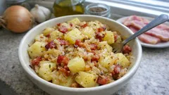 Brambory na cibulce se slaninou a kysaným zelím: jednoduchá pánev, co zasytí