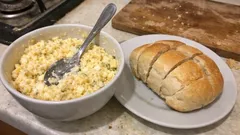 Bramborovo-vajíčková pomazánka na chlebíčky: krémová a hotová za chvíli