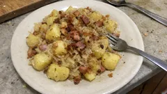 Brambory na cibulce se zelím a slaninou: poctivá pánev, co zasytí