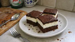 Míša řezy na plech: kakaový piškot, tvarohový krém a čokoládová poleva krok za krokem