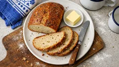 Domácí kmínový chleba z droždí: křupavá kůrka a vláčná střídka krok za krokem