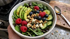 Svěží salát s avokádem, fetou a lesním ovocem – hotový za 15 minut
