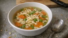 Rychlá polévka s mrkví, hráškem a domácím strouháním: sytá za pár minut