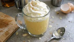 Bombardino doma za pár minut: krémový horký drink z vaječňáku, mléka a whisky