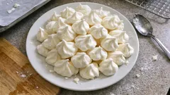 Sněhové pusinky šlehané nad parou: křupavé a bez krupiček cukru