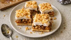 Hraběnčiny řezy na plech: křehké těsto, jablka se skořicí a nadýchaný sníh