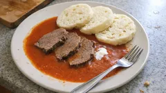 Domácí rajská omáčka s vařeným hovězím: hebká, sladkokyselá a vždy se povede
