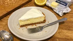 Krémový cheesecake se zakysanou smetanou: hladký, bez prasklin a krásně drží tvar