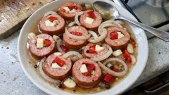 Domácí utopenci v jemném sladkokyselém nálevu – se sýrem a paprikou