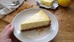 Pečený cheesecake se sušenkovým základem: krémový, hladký a bez prasklin