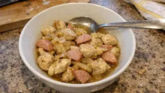 Jesenická kuřecí prsa s klobásou a cibulí – šťavnatý pekáč, co se vždy povede