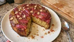 Rebarborový obrácený koláč s mandlemi: šťavnatý a krásně lesklý navrch