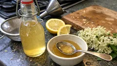 Bezový sirup za studena: voňavý domácí sirup bez vaření krok za krokem