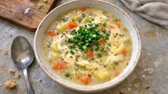 Bramboračka s pórkem a taveným sýrem: jemná polévka hotová do 30 minut
