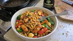 Nudle s hoisin omáčkou a kuřecím: rychlá asijská pánev z jedné pánve