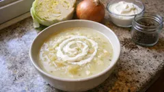 Jihočeská zelná polévka se zakysanou smetanou: krémová, levná a krásně zahřeje