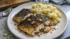 Vánoční kapr na česneku: pečený v troubě v rozpáleném sádle