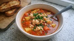 Pikantní rybí polévka s chilli: silný vývar a hladká jíška krok za krokem