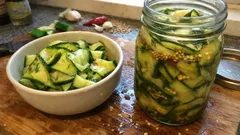 Kořeněné cuketové pickles do lednice: křupavé proužky za pár kroků