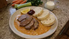 Svíčková na smetaně krok za krokem: jemná omáčka z restované zeleniny