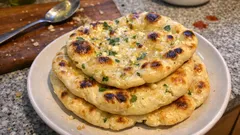 Domácí naan na pánvi: nadýchané placky s česnekovým máslem krok za krokem