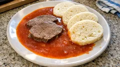 Rajská omáčka s vařeným hovězím: poctivá klasika s houskovým knedlíkem