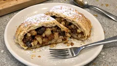 Jablečný štrúdl jako od maminky: vláčné jogurtové těsto a trik se strouhankou