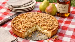 Francouzský hruškový koláč se smetanou a drobenkou