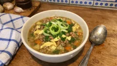 Poctivá polévka z mletého masa s vaječnými nitkami – jako ze školní jídelny