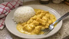 Kuře na kari se smetanou a taveným sýrem: krémová omáčka hotová do 30 minut