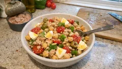 Cizrnový salát s tuňákem a vejci: rychlý oběd z jedné mísy