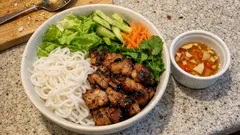 Bún chả doma: křupavý bůček z trouby, rýžové nudle a omáčka Nước chấm