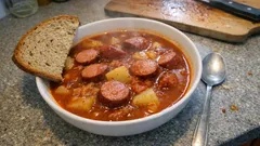 Buřtguláš v jednom hrnci: poctivý recept se špekáčky, bramborami a paprikou