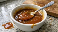 Domácí slaný karamel bez krystalků: hladká omáčka na dorty i zmrzlinu