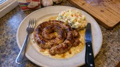 Vinná klobása na smetaně z trouby: šťavnatá vánoční klasika bez hlídání