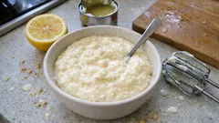 Rychlý tvarohový krém ze Salka a citronu: hustá náplň do dortu bez másla