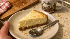 Krémový pečený cheesecake se sušenkovým korpusem – drží tvar a nepraská