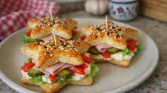 Plněné hvězdičky z listového těsta: křupavé jednohubky s tatarkou a šunkou