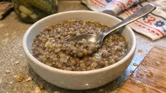 Čočka na kyselo jako od babičky: krémová díky cibulové jíšce a akorát nakyslá