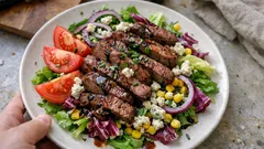 Steakový salát s balzamikem a gorgonzolou – lehká večeře z grilu, co zasytí