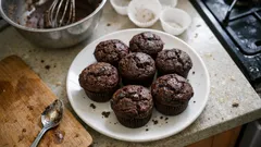 Vláčné čokoládové muffiny s řeckým jogurtem – hotové raz dva