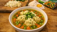 Rychlá polévka s mrkví, hráškem a domácím strouháním – zasytí a je hotová za chvilku