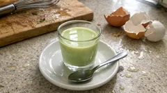 Grinchův elixír: domácí pistáciový krémový likér s rumem, krásně hladký