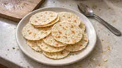 Domácí ječné oplatky z krup: křupavé placky pečené nasucho na pánvi