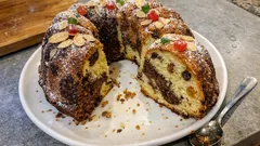 Vánoční kynutá bábovka s rozinkami a mandlemi: nadýchaná a krásně proužkovaná