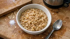 Cestovní suchá kaše z pražených vloček: doma opražíte, na cestách jen zalijete vodou