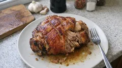 Pečené vepřové koleno s černým pivem: šťavnaté maso a křupavá kůže