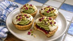 Pistáciové košíčky s malinovou marmeládou a bílou čokoládou – křehké a slavnostní