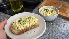 Bramborovo-vajíčková pomazánka s francouzskou hořčicí: rychlá na pečivo i chlebíčky