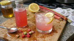 Domácí rebarborový sirup s medem a citronem – hotový za 20 minut